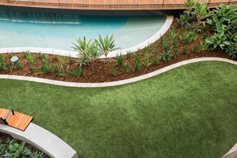 Pose de gazon synthétique, les étapes clés pour un résultat pro